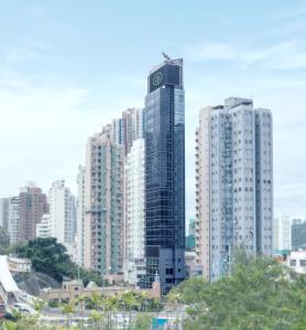 un edificio alto con un cartel en una ciudad en Urbanwood Ap Lei Chau, en Hong Kong