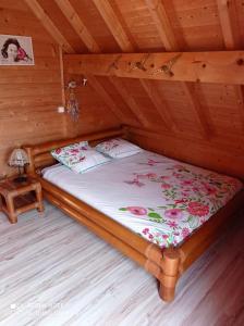 uma cama num quarto de madeira num camarote em Chalet Familial en Bois à 150 m de la Mer em Santec