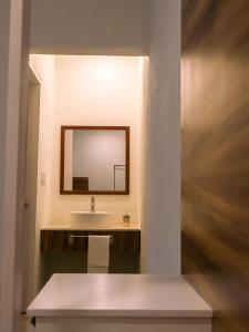y baño con lavabo y espejo. en HOTEL ISLA en Isla Aguada