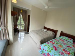 ブリンチャンにあるJo’s Place Cameron Highlands EA922のベッド2台と窓のある寝室 +3枚の写真