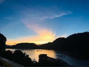 琅勃拉邦的住宿－Villa Alounsavath Mekong Riverside，日落时分河景