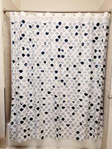 uma cortina de chuveiro com uma cortina de chuveiro branca em House Clara em Yuba City