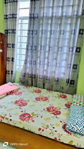 سرير أو أسرّة في غرفة في Nhà Nghỉ Lâm Tùng