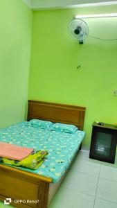 Uma cama ou camas num quarto em Nhà Nghỉ Lâm Tùng