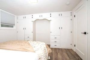 - une chambre avec des placards blancs et un lit dans l'établissement North End Bungalows Downstairs, à Boise
