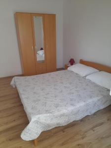 - une chambre avec un grand lit et une armoire dans l'établissement Apartment Moonstone, à Metajna