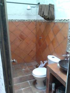 y baño con aseo y lavamanos. en Villa Sofia, en Fúquene