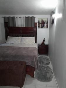 Postel nebo postele na pokoji v ubytování Zipcode Hideaway Guesthouse