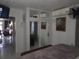 Postel nebo postele na pokoji v ubytování Zipcode Hideaway Guesthouse