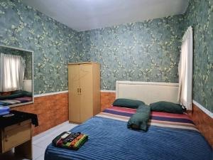 1 dormitorio con cama, tocador y espejo en Aeropolis by AT ROOM en Teko
