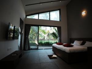 Coco Palms Resort, Diveagar的电视和/或娱乐中心