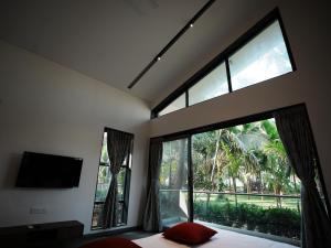 Coco Palms Resort, Diveagar的电视和/或娱乐中心