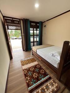 1 dormitorio con cama y alfombra en el suelo en Inap Nekmi Kuala Terengganu With Pool, en Kuala Terengganu