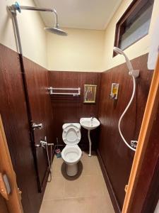 La salle de bains est pourvue de toilettes et d'un lavabo. dans l'établissement Inap Nekmi Kuala Terengganu With Pool, à Kuala Terengganu