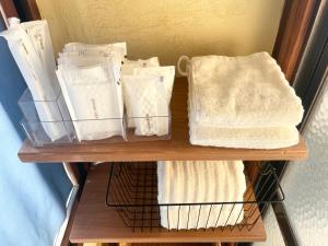 a shelf with towels and towels on it at 宿いちのみや in Ichinomiya +16 photos