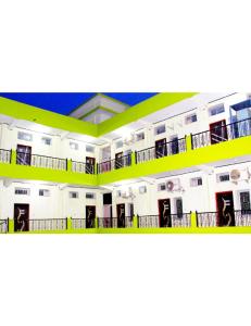 un gran edificio blanco con balcones en Hotel Raj, Chitrakoot en Sītāpur Mūāfi