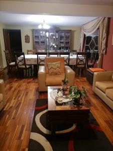 sala de estar con sofá y mesa en Familia Heresi ( Casa Kairos), en Cochabamba