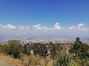 - Vistas a la ciudad desde lo alto de una colina en Familia Heresi ( Casa Kairos), en Cochabamba