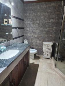 Et badeværelse på BF Homes International House for rent with pool and Jacuzzi