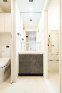 東京にあるSection L Ginza Eastの洗面台とトイレ付きのバスルーム +44枚の写真