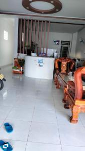 Nhà Nghỉ Lâm Tùng في نها ترانغ: غرفة انتظار مع كونتر وبعض الكراسي