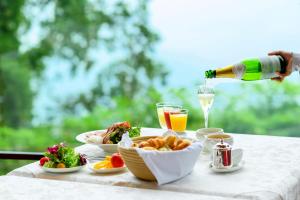 einen Tisch mit Teller mit Speisen und eine Flasche Champagner in der Unterkunft The Windsor Hotel Toya Resort & Spa in Tōya-See