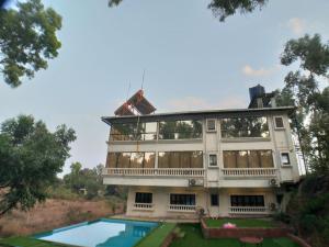 Πισίνα στο ή κοντά στο Ultra Luxurious Mountain View 11BHK By Lifeline Villas
