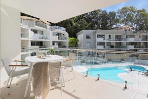 Appartamento con balcone e piscina. di The Cove Noosa - Apartment 8 a Noosa Heads