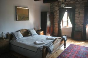 um quarto com uma cama com duas toalhas em Cziróka Vendégház em Tolcsva