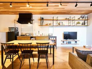 cocina y sala de estar con mesa y sillas en Rakuten STAY HOUSE x WILL STYLE Saga Imari 101, en Imari