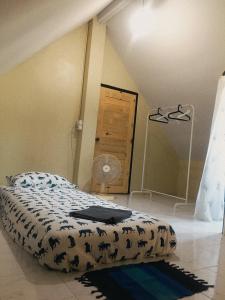 象島的住宿－Homebar，一间卧室配有一张带笔记本电脑的床