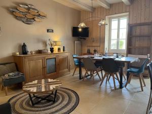 kuchnia i jadalnia ze stołem i krzesłami w obiekcie Maison calme avec terrasse à Saint-Denis-d'Oléron - 5 pers, proche plage et piste cyclable - FR-1-246A-205 w mieście Saint-Denis-dʼOléron