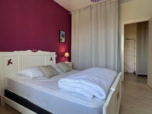 sypialnia z białym łóżkiem i fioletową ścianą w obiekcie Maison calme avec terrasse à Saint-Denis-d'Oléron - 5 pers, proche plage et piste cyclable - FR-1-246A-205 w mieście Saint-Denis-dʼOléron