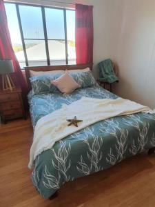 een bed met een ster erop in een slaapkamer bij A Little Piece of Paradise in Yeppoon