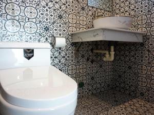 un bagno con un water e un lavandino di Chàm’s Corner Lookout Homestay & Restaurant a Tân Hiệp