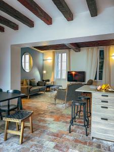 a living room with a couch and a table at L ORANGER - Plein centre - 6 Personnes - Clim in Cassis