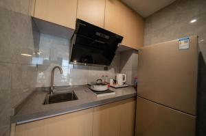 Shenzhen Kingkey Kingyu Hotelにあるキッチンまたは簡易キッチン