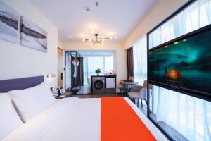 Shenzhen Kingkey Kingyu Hotelにあるテレビまたはエンターテインメントセンター