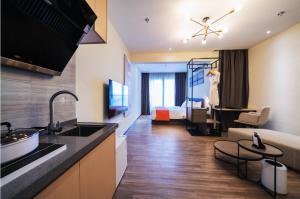 深セン市にあるShenzhen Kingkey Kingyu Hotelのホテル内のキッチン、リビングルーム