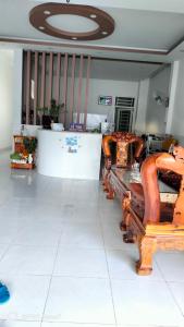 ニャチャンにあるNhà Nghỉ Lâm Tùngの椅子とカウンターが並ぶ部屋
