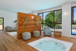 een kamer met een hot tub in het midden van een kamer bij San Lameer Villa 2603 - 4 Bedroom Superior - 8 pax - San Lameer Rental Agency in Southbroom