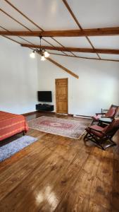 une chambre avec un lit, une table et des chaises dans l'établissement Glen View Heritage Homestay, à Shimla