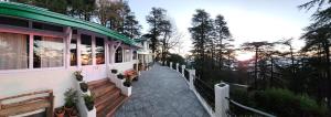 une maison avec un chemin menant à une terrasse couverte dans l'établissement Glen View Heritage Homestay, à Shimla