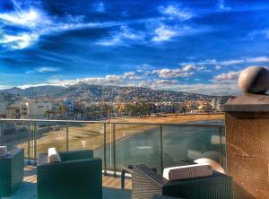 desde el balcón de un edificio con vistas a la ciudad en Hotel Boutique La Mar - Adults Only, en Peñíscola 38 fotos más