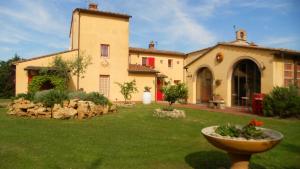 une grande maison avec une cour et un jardin en pierre dans l'établissement San Martin del Colle Holiday Home, à Casciana Terme