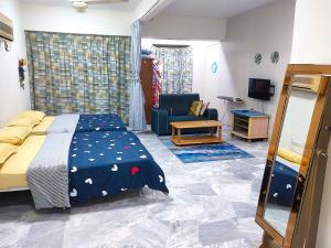 een slaapkamer met een bed en een woonkamer bij Studio Beach View Teluk Kemang in Port Dickson