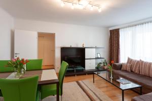 ein Wohnzimmer mit einem Sofa und einem Tisch in der Unterkunft im 2ten Business Apartments in Wien