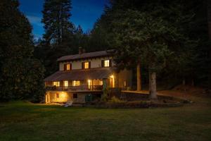 a large house at night with lights on it at Dimora Pietre Verdi in Cosentino