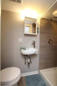 uma casa de banho com um WC branco e um lavatório. em 15 min Ohare/Rivers Casino/Downtown & Parking1 em Chicago