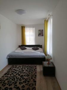 una camera con un grande letto e un tappeto di Horvath apartman a Keszthely
